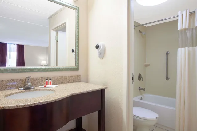 غرفة قياسية بسرير كينج لذوي الإعاقة، Days Inn By Wyndham Statesboro 7/9