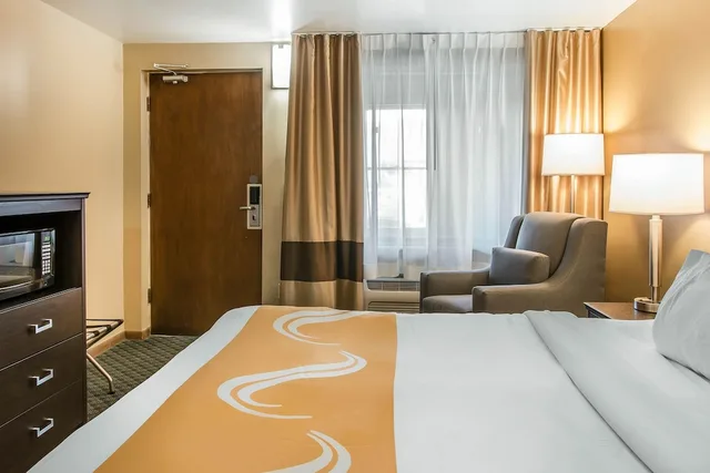 غرفة قياسية بسرير كينج، Quality Inn & Suites Houghton Downtown 5/7