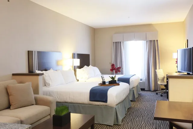 غرفة قياسية بسريرين كوين مع أريكة، Holiday Inn Express Fort St John 2/8