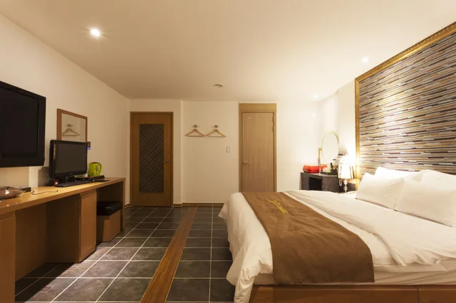 Deluxe, 1 Double and 1 Single Bed, No Parking، Hotel Leaders 1/6