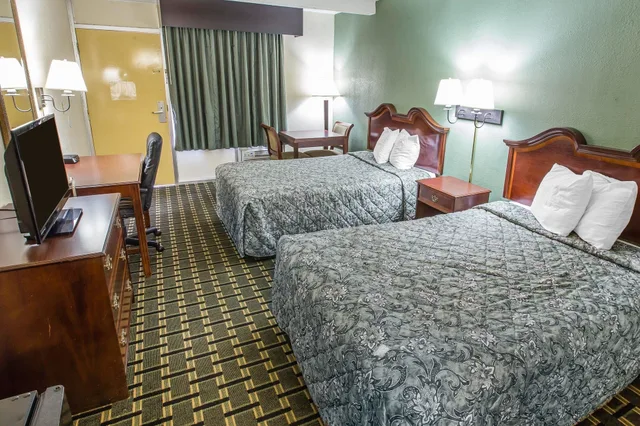 غرفة قياسية بسريرين كوين، Rodeway Inn Laurens SC 1/3