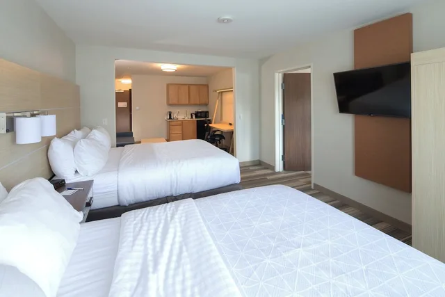 جناح بسريرين كوين بغرفة نوم واحدة بحوض استحمام، Holiday Inn Express Suites Monroe 1/3
