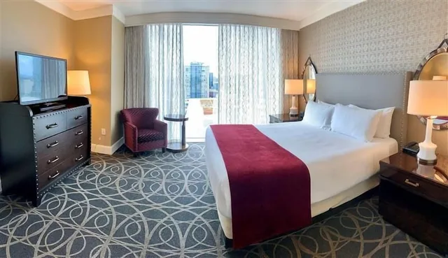 Luxury, Suite, King Bed, Omni Nashville Hotel 2/3