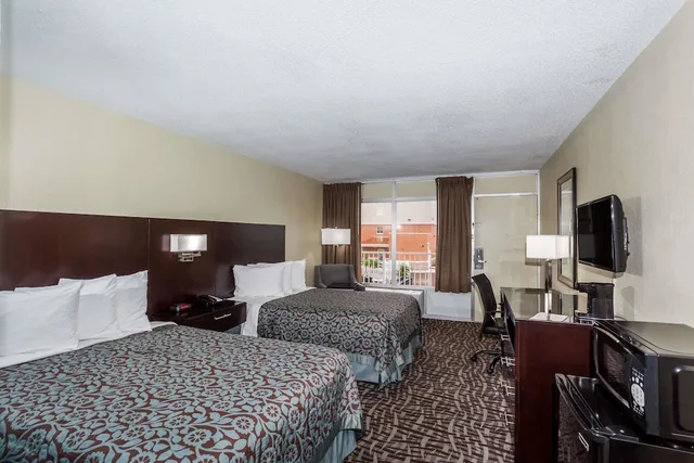 غرفة بسريرين مزدوجين بإطلالة على المسبح، Days Inn By Wyndham Melbourne 2/6