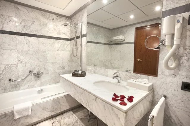 غرفة قياسية بسريرين منفصلين بإطلالة على المدينة بحمام خاص، Hotel Gran Via Logroño 4/6