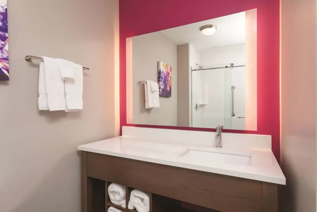 غرفة تنفيذية بسرير كينج، La Quinta Inn and Suites by Wyndham South Jordan 3/3