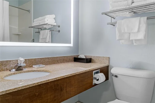 جناح عائلي بسرير كوين وسرير فردي وسرير بطابقين، Best Western Lakewinds 4/14
