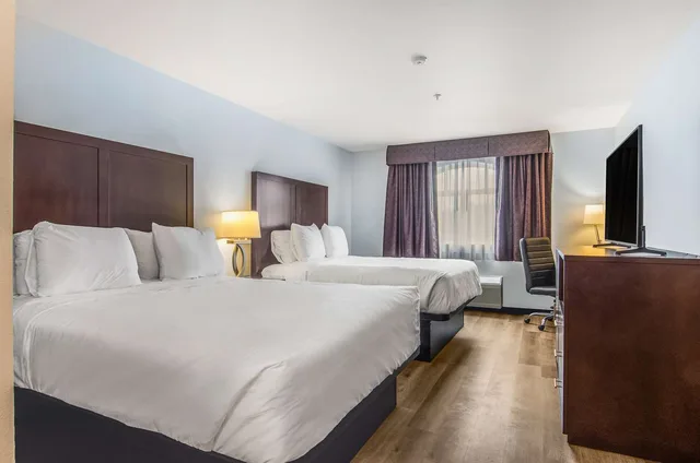 غرفة بسرير كوين بحوض جاكوزي، Red Lion Inn & Suites Des Moines 1/4