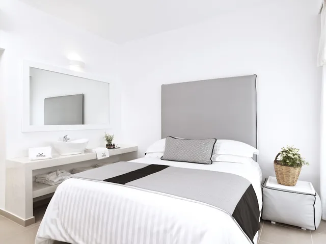 غرفة بريميوم ثلاثية بسرير كينج بإطلالة على الفناء بغرفة نوم واحدة مع أريكة، Aressana Spa Hotel and Suites 9/10