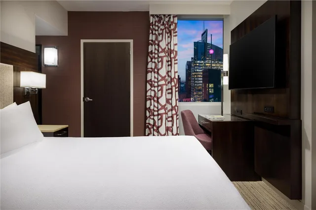 Room, King Bed, Times Square View, Corner، Hilton Garden Inn New York/Times Square Central 4/5