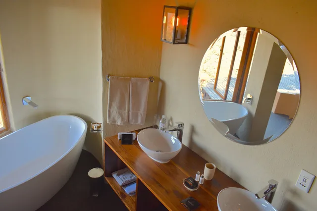 غرفة بريميوم بسرير كينج بغرفة نوم واحدة مع أريكة، Rhulani Safari Lodge 4/4