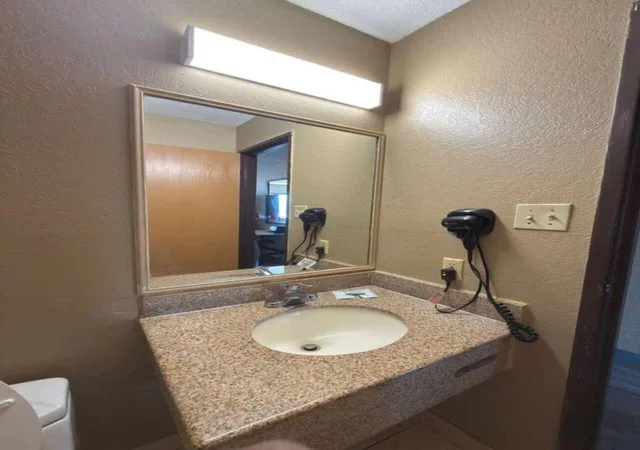 غرفة بسريرين كوين، Super 8 By Wyndham Topeka/Wanamaker Rd/I-70 4/6