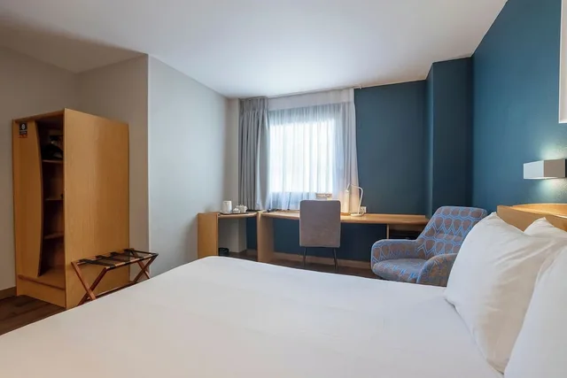 Room, Double Bed, Travelodge Alicante Puerto 8/10
