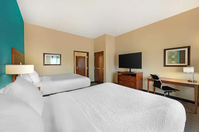 جناح بسريرين كوين مع أريكة بمنطقة جلوس بمطبخ صغير، Best Western Plus French Lick 2/3