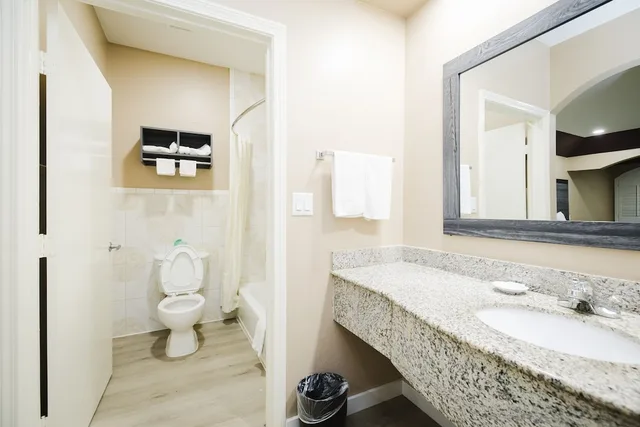 غرفة قياسية بسرير كينج بمطبخ صغير، Sapphire Inn Suites 7/10