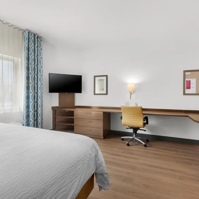 جناح بسرير كينج بغرفة نوم واحدة بحوض استحمام لذوي الإعاقة، Candlewood Suites Pensacola University Area 1/3