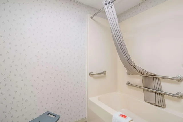 غرفة بسرير كينج لذوي الإعاقة، Econo Lodge Branson Theater District 5/5