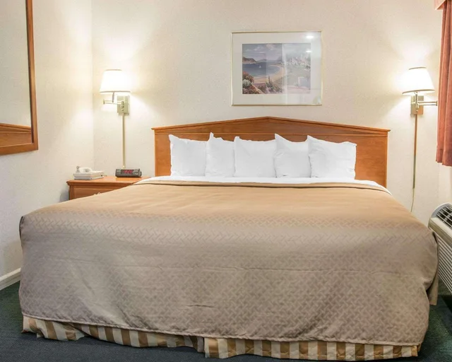 غرفة بسرير مزدوج، Quality Inn & Suites Mackinaw City Beachfront 1/1
