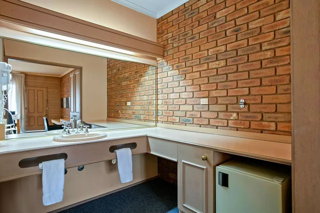 غرفة بسرير كوين، Quality Inn Colonial 3/3