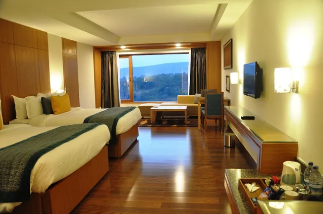 Room, Queen Bed, Valley View، Lemon Tree Hotel Dehradun 3/7