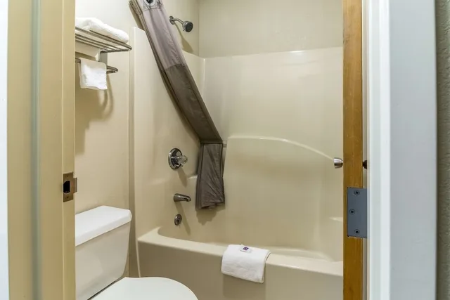 غرفة ديلوكس بسريرين كوين بمطبخ، Motel6 Kenly, NC 4/6