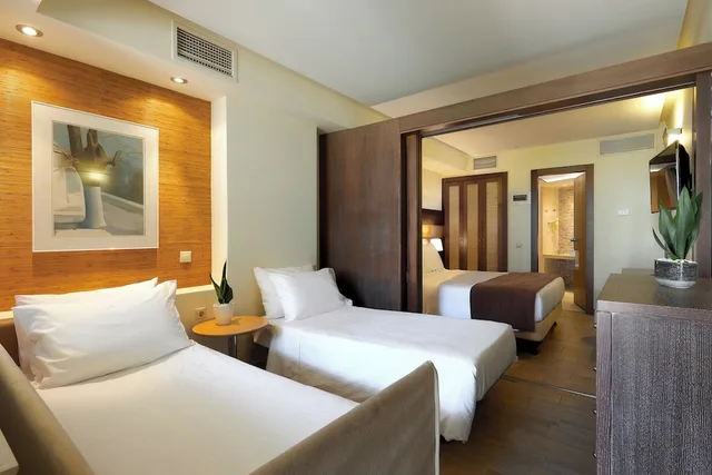 غرفة عائلية بسرير مزدوج مع أريكة، Sirens Beach Hotel 2/5