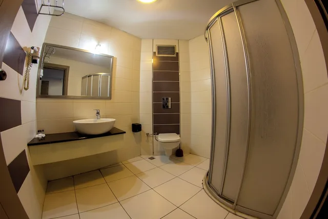 غرفة كومفورت رباعية بسرير مزدوج وسريرين منفصلين لذوي الإعاقة، Baykara Hotel 8/8