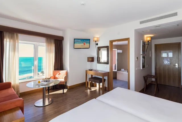جناح بسرير مزدوج وسرير فردي بإطلالة على البحر، Hotel Quarteira Sol 2/4