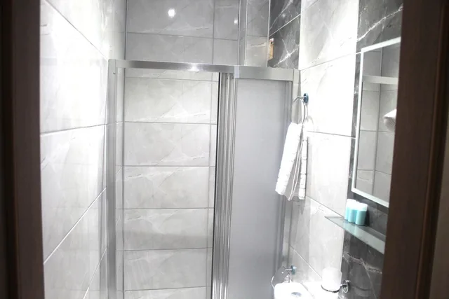 غرفة اقتصادية بسرير كوين، Megaron Hotel 6/7