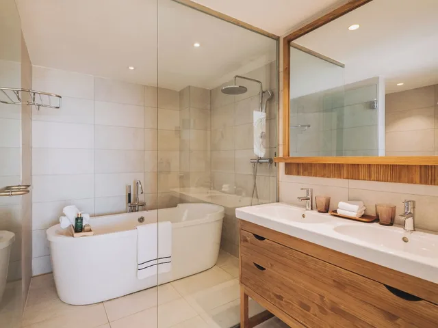 2 Bedrooms, Master, the Level, Suite, King Bed، Melia Ibiza 7/9