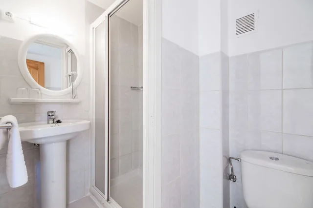 غرفة بسريرين منفصلين بشرفة، Hotel Garau 6/6