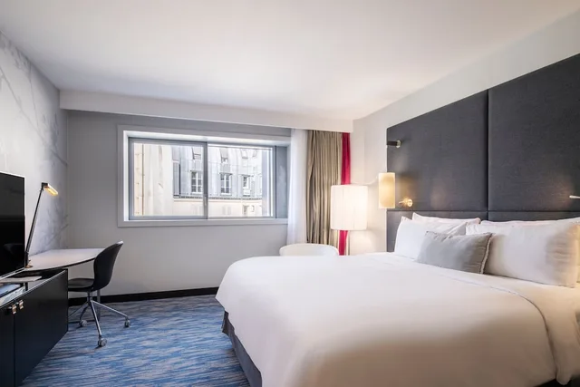 غرفة بسرير كوين بإطلالة على الحديقة، Renaissance Paris Arc de Triomphe Hotel 3/10