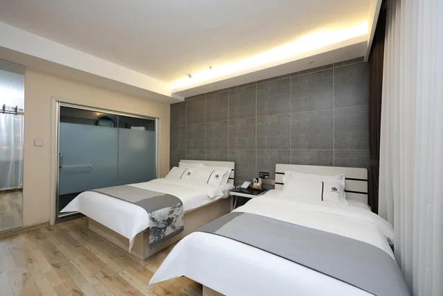 Elegant, Twin Beds, Charles Hotel 1/2
