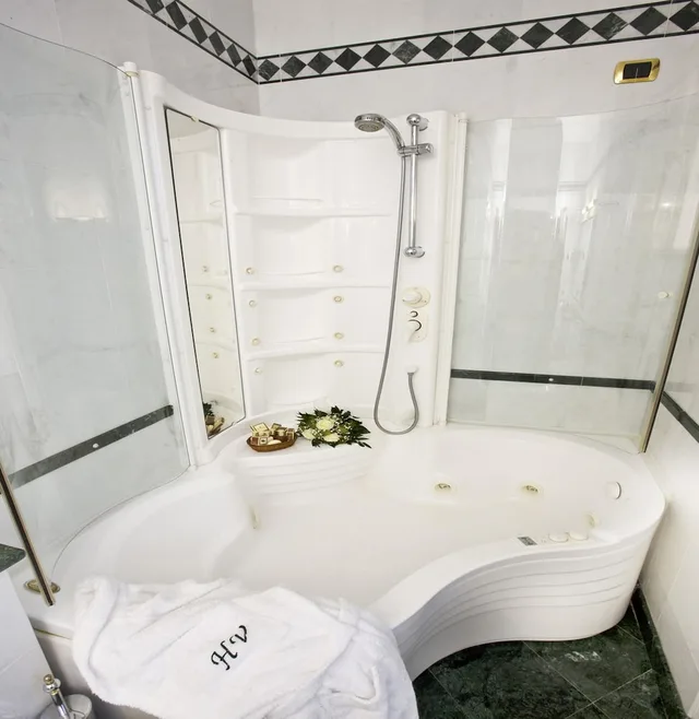 Standard, Triple, 1 Double and 1 Single Bed, Grand Hotel Vittoria 1/2