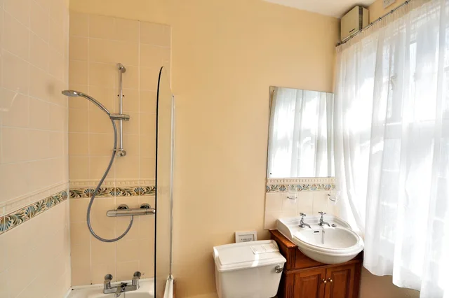 غرفة قياسية بسريرين منفصلين، Queens Court Hotel 6/6