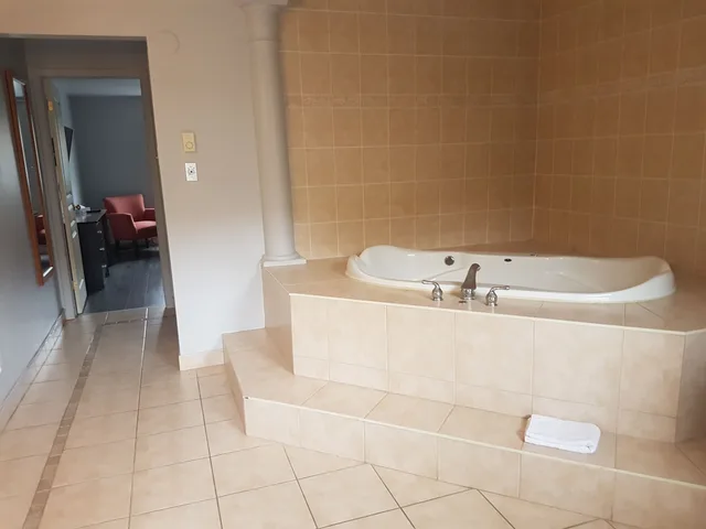Suite, King Bed, Hot Tub, 7 Nights Stay 4/5