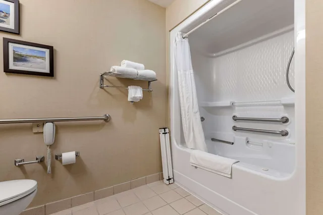 جناح بسرير كوين مع أريكة لذوي الإعاقة، Comfort Suites Myrtle Beach Central 4/4