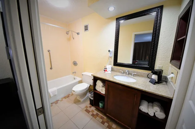 غرفة بسريرين كوين يُسمح فيها بالحيوانات الأليفة، Ramada Hotel & Conference Center By Wyndham Jacksonville 3/3