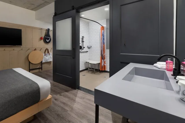 غرفة بسرير كوين بإطلالة على المدينة لذوي الإعاقة، Moxy Boston Downtown 6/6