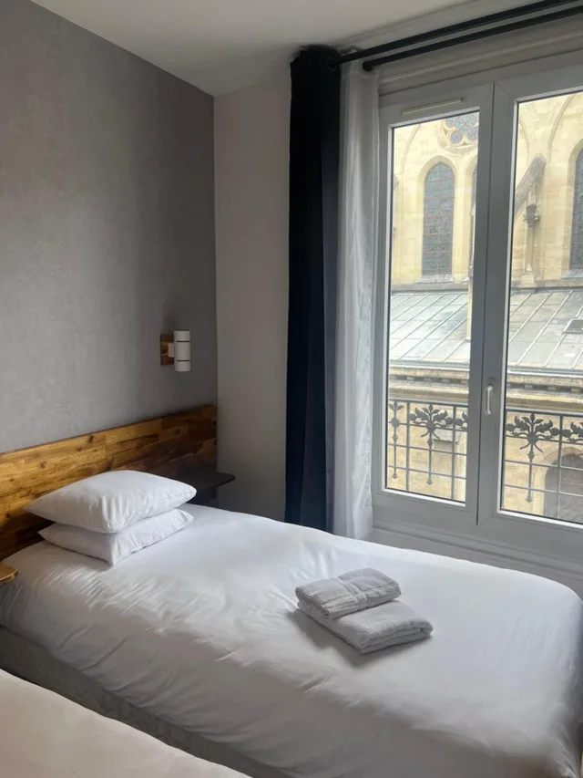 Adjoining, Double Bed، HOTEL DE LA PERDRIX ROUGE 1/5