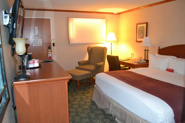 Room, King Bed, No Window، Ramada by Wyndham State College Hotel & Conference Center 7/10