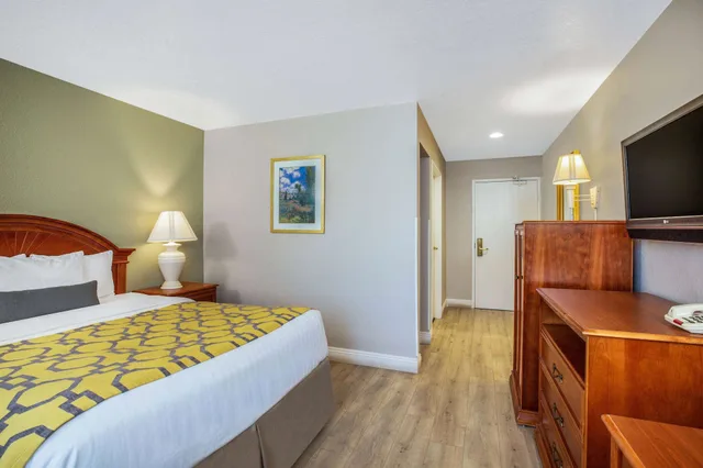 Mini, Suite, Queen Bed، Baymont By Wyndham Tehachapi 1/3