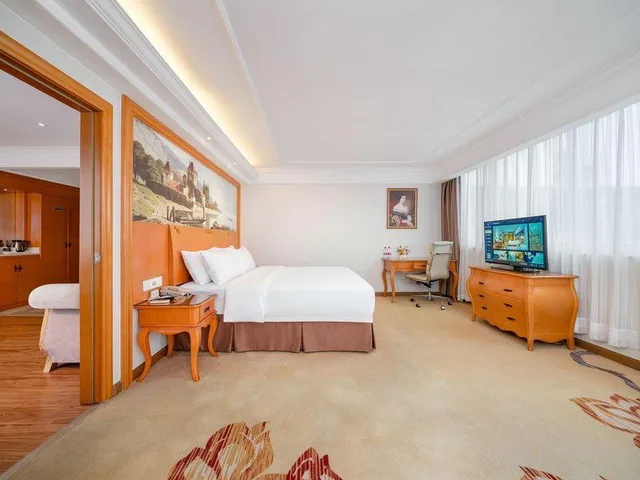 جناح ديلوكس بسرير كوين، Vienna International Hotel (Zhuhai Lovers Middle Road Haibin Store) 1/1