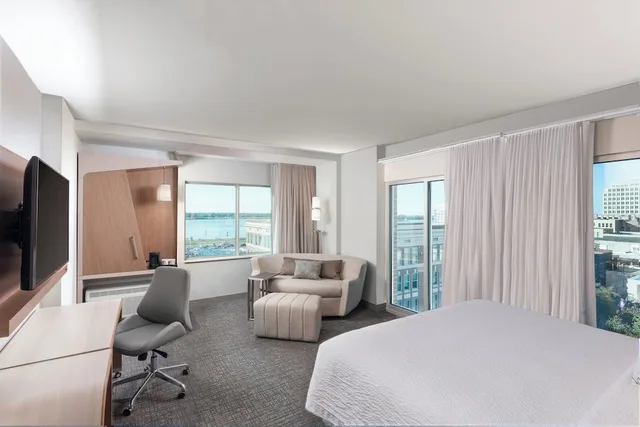 غرفة بسرير كينج مع أريكة لذوي الإعاقة، Courtyard By Marriott Baton Rouge Downtown 1/4