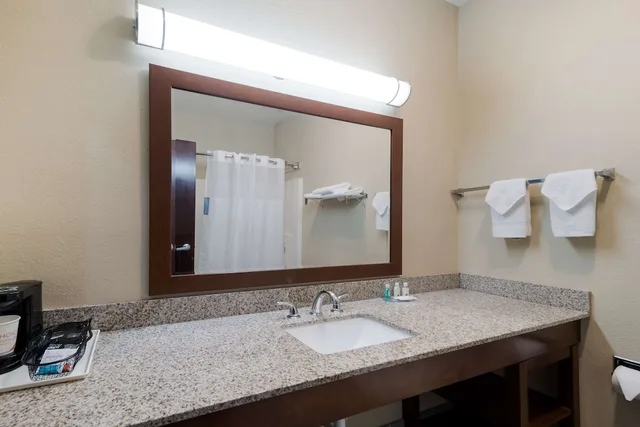 جناح بسرير كينج، Quality Inn & Suites Terrell 4/6