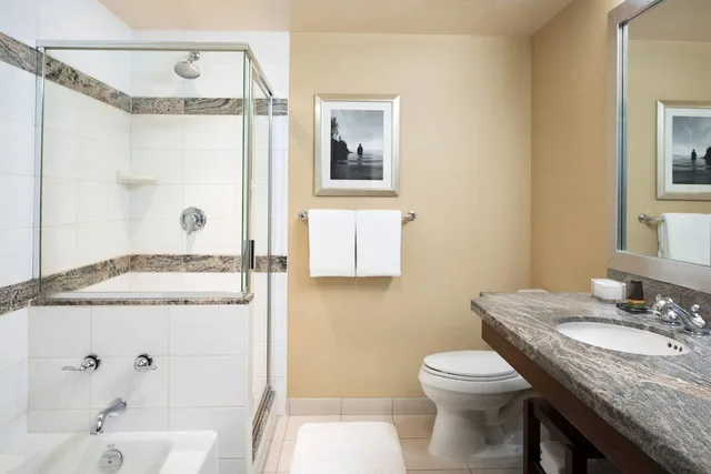 غرفة بسريرين مزدوجين بإطلالة على المرفأ، Vancouver Marriott Pinnacle Downtown 6/8