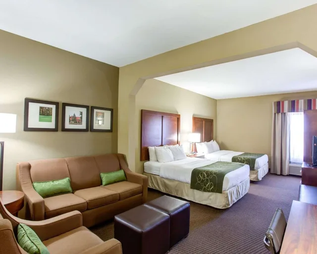 Upgrade, Suite, 2 Queen Beds, Sofa, Accessible، Comfort Suites Crossville 4/9