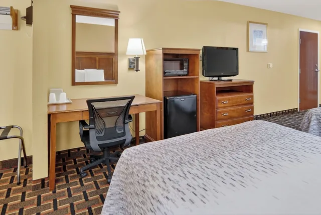 جناح بسرير كينج مع أريكة، Hometown Inn Suites 7/10