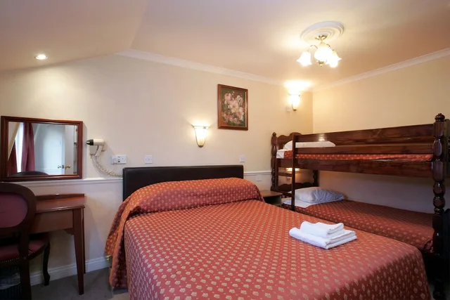 غرفة قياسية رباعية بسرير مزدوج وسريرين منفصلين، Rhodes Hotel 1/2