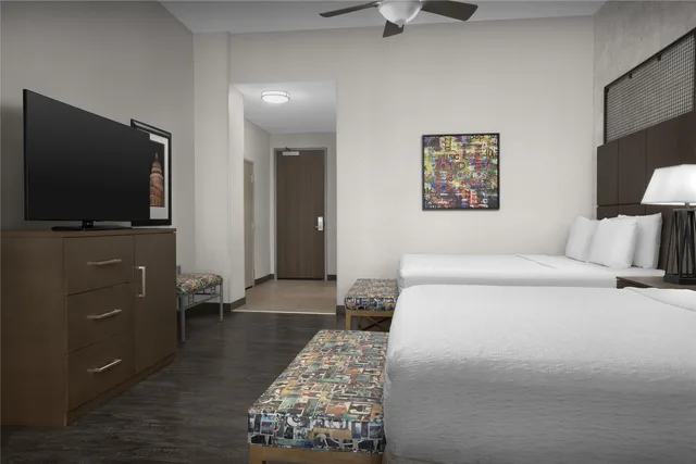 غرفة بسريرين كوين بشرفة بحوض استحمام لذوي الإعاقة، Hampton Inn & Suites Austin At The University / Capitol 2/10